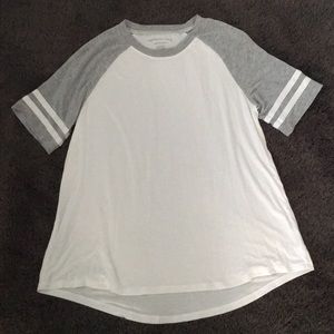 Silky white and grey shirt sleeve tee